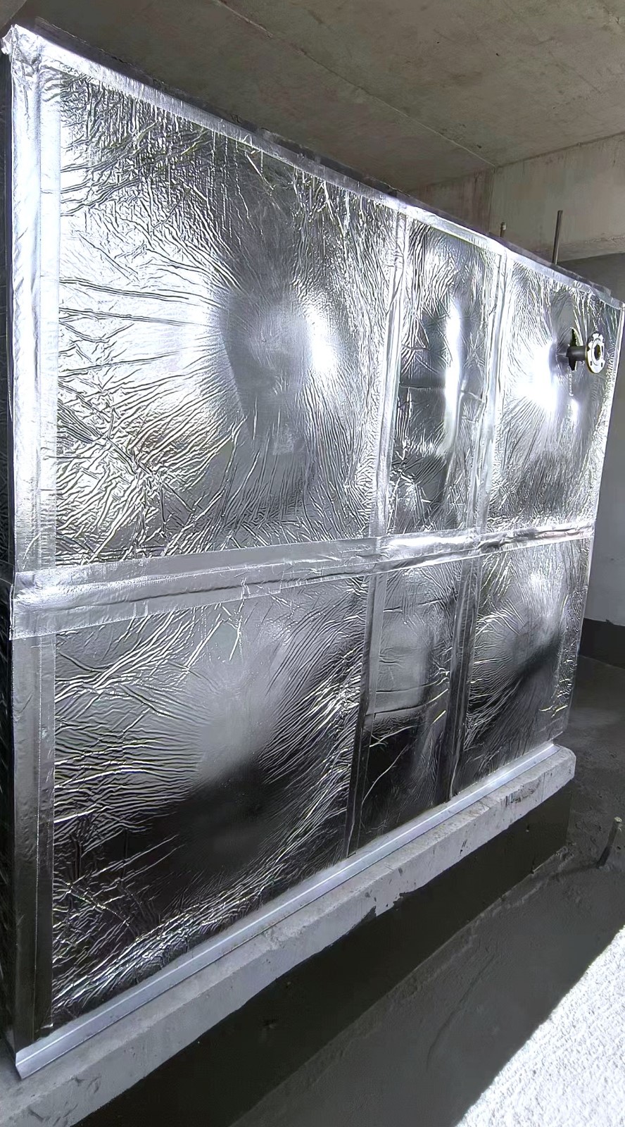 不锈钢橡塑铝箔布保温水箱